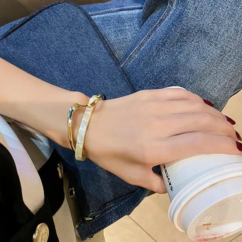 2021 Women Bracelet Simple White Shellfish Board Bend Metal Geometric Overlap Op