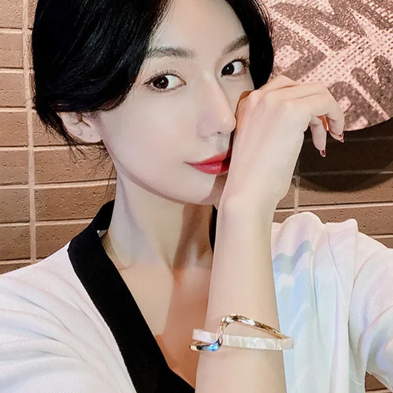 2021 Women Bracelet Simple White Shellfish Board Bend Metal Geometric Overlap Op