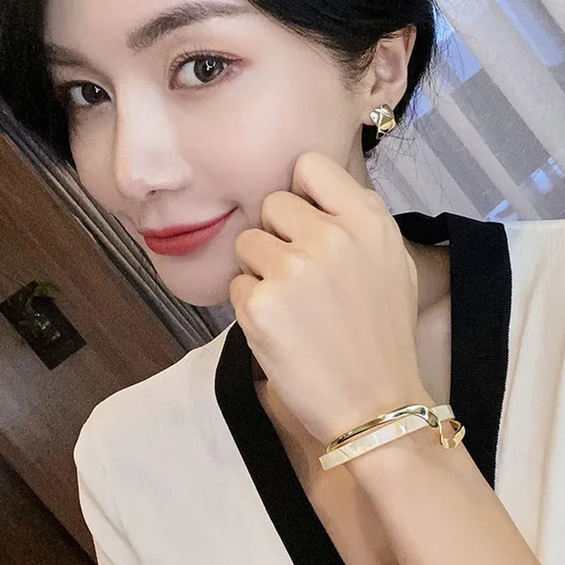 2021 Women Bracelet Simple White Shellfish Board Bend Metal Geometric Overlap Op