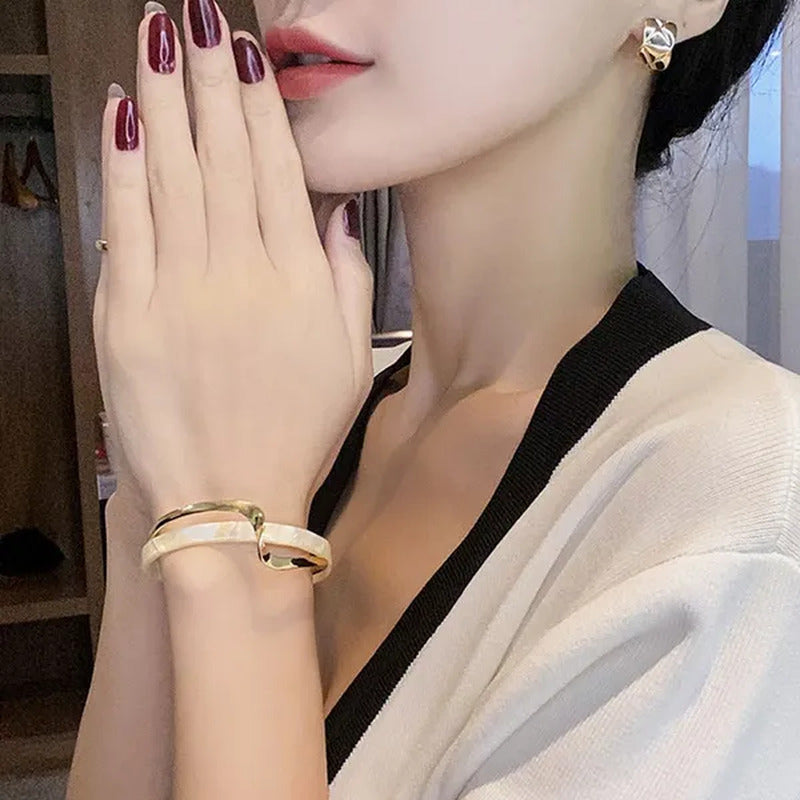 2021 Women Bracelet Simple White Shellfish Board Bend Metal Geometric Overlap Op