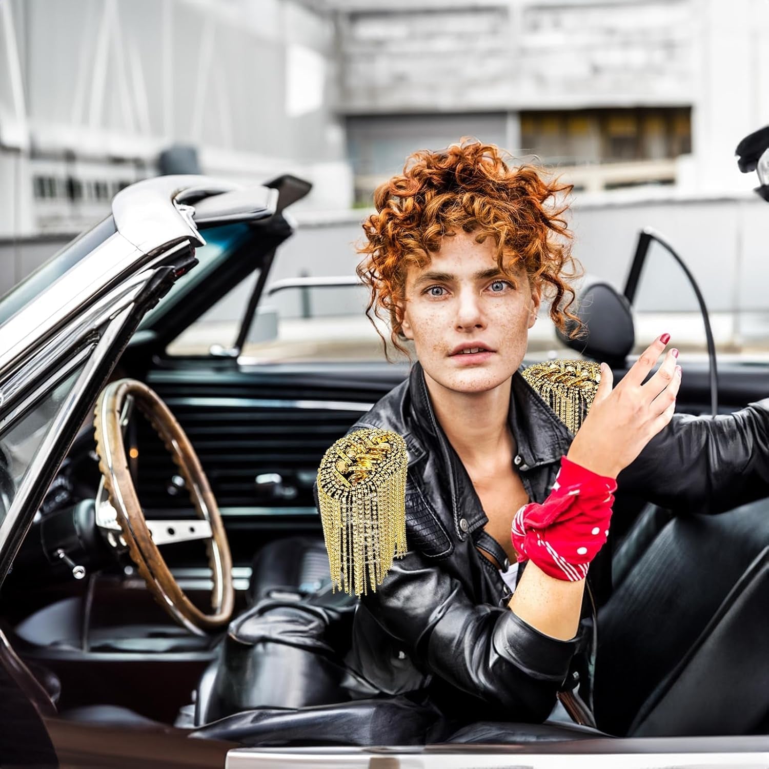 2 Pack Tassel Shoulder Epaulette, Punk Metal Cosplay Ringmaster Shoulder Pads Epaulet with Pins, Gold Rhinestone Beaded Diamond Shoulder Boards Badge Brooch for Men Women Uniform Costume